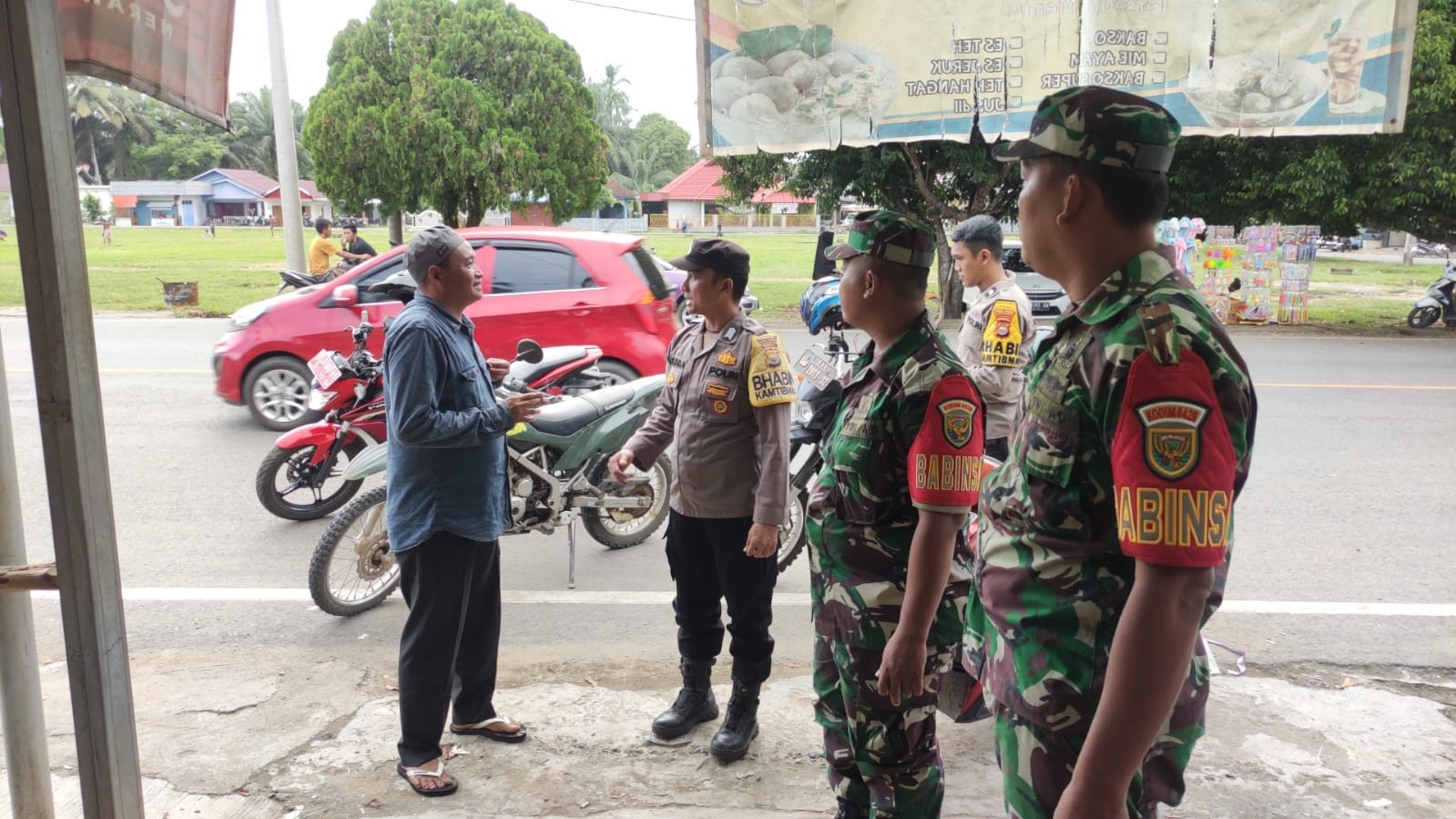 TOKOH MASYARAKAT APRESIASI PETUGAS OPS KETUPAT POLRES MUKOMUKO BERSAMA TNI SECARA INTENS SAAT PATROL