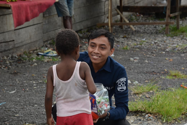 Satgas Ops Damai Cartenz Ajak Anak-anak Iwaka Kenali Arti Kemerdekaan