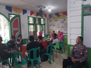 Perangkat Desa Sinar Jaya Sampaikan Permasalahan Dalam Jumat Curhat Bersama Kapolres Mukomuko