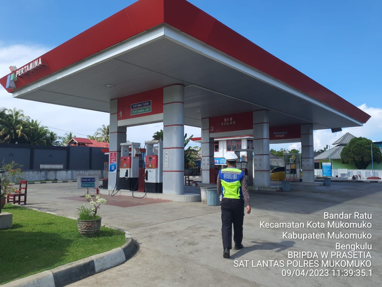PERSONIL SAT LANTAS MELAKUKAN PENGECEKAN LALU LINTAS DI SPBU MUKOMUKO