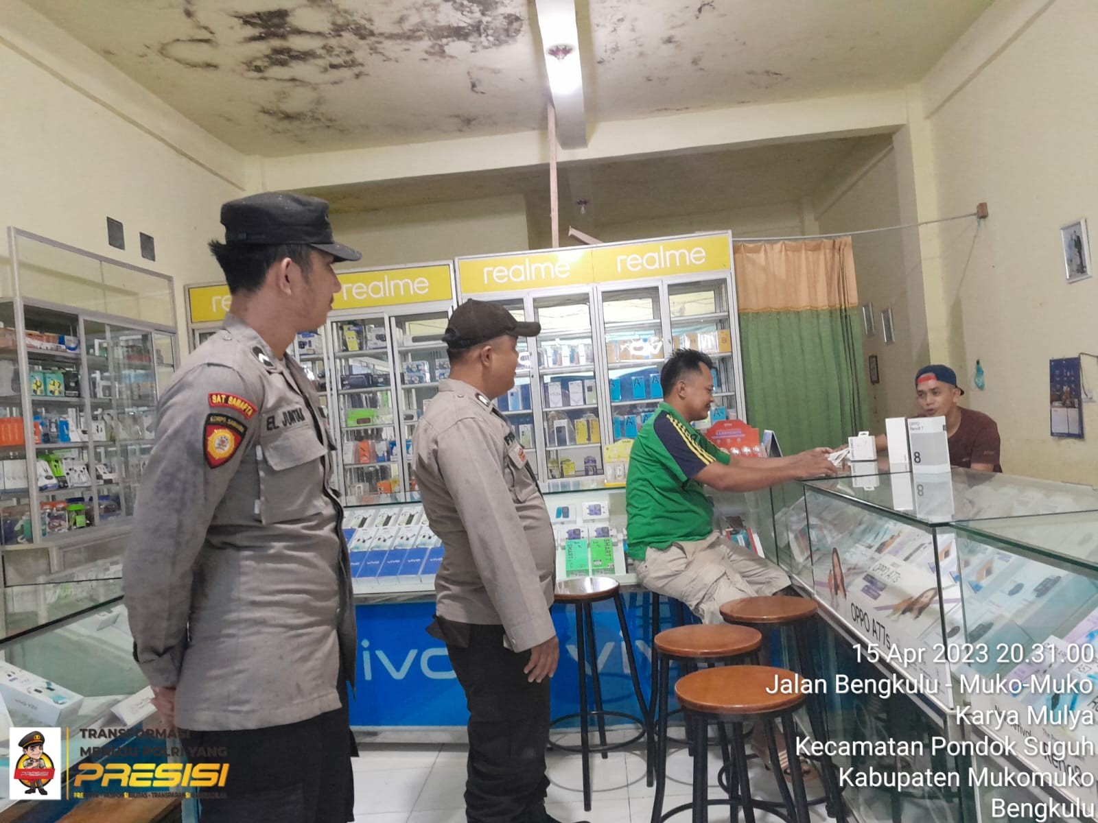 POLSEK PONDOK SUGUH MELAKSANAKAN PATROLI DIALOGIS DIMALAM HARI GUNA MENJAGA SITUASI KAMTIBMAS TETAP