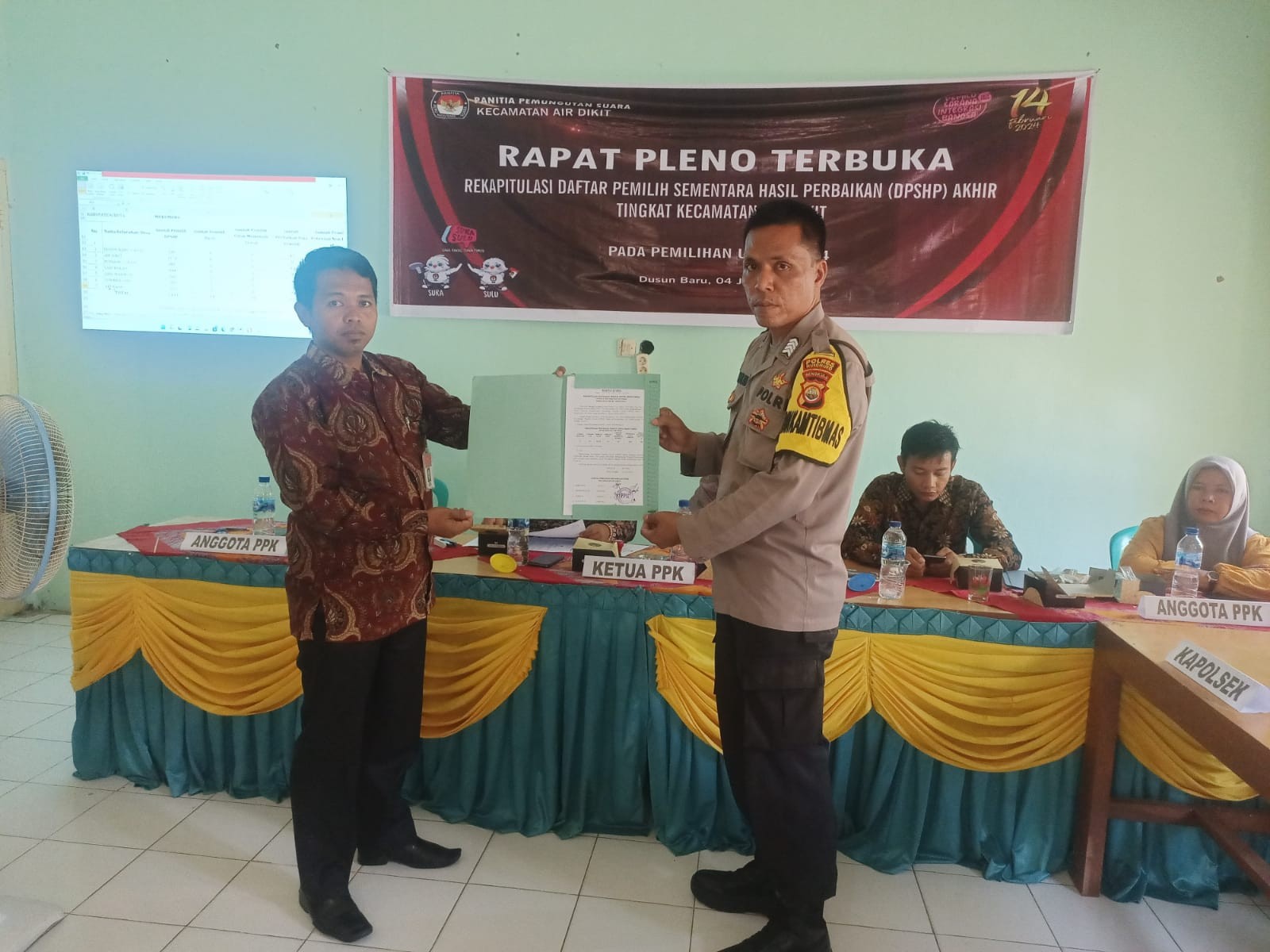 Bhabinkamtibmas polsek mukomuko utara hadiri rapat pleno terbuka DPSHP akhir tingkat kecamatan