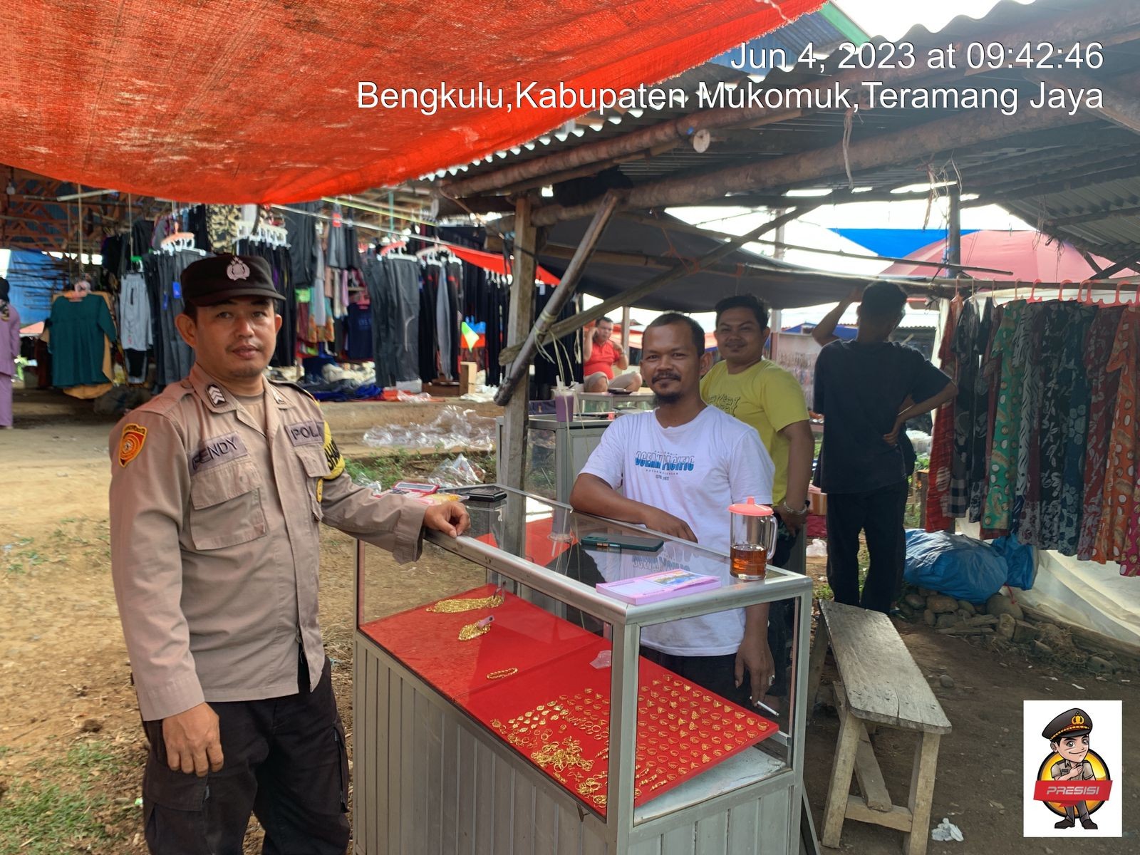 Beri  Rasa aman Bhabinkamtibmas Sambangi Pedagang emas di pasar