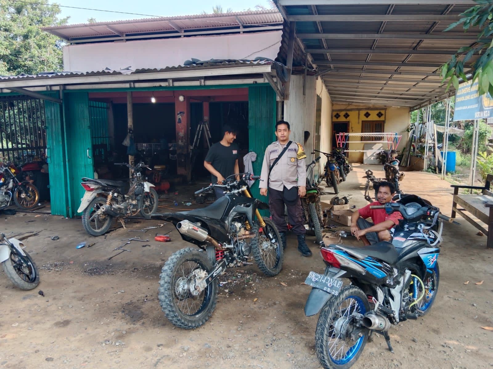 Sambangi Bengkel Motor, Bhabinkamtibmas Himbau Agar Tidak Menjual Suku Cadang Tidak Jelas