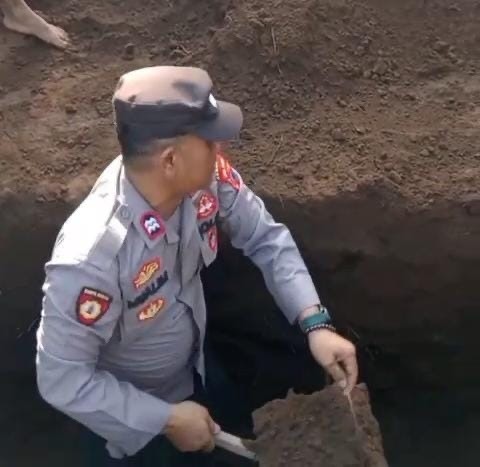 Anggota Polsek Buluspesantren Ikut Menggali Makam demi Bantu Sahabatnya