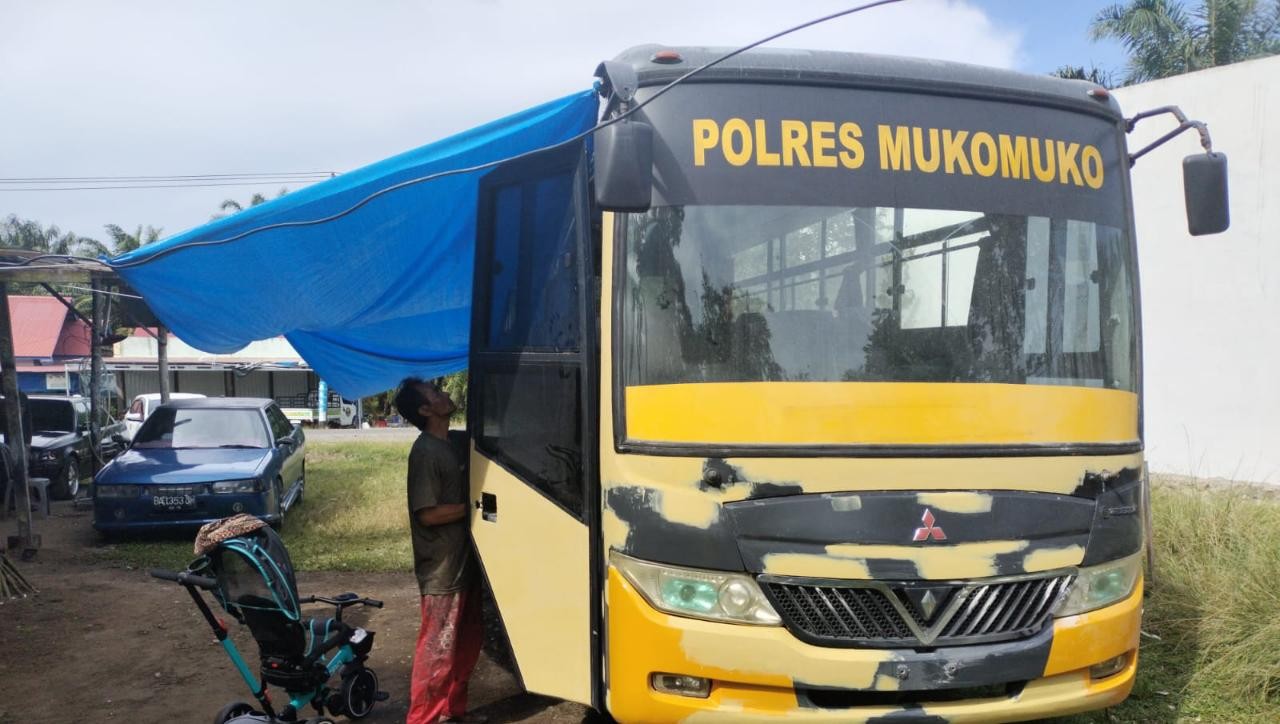 Baglog Polres Mukomuko melaksanakan Giat Rutin perawatan kendaraan R6 Bus Dinas Polres Mukomuko