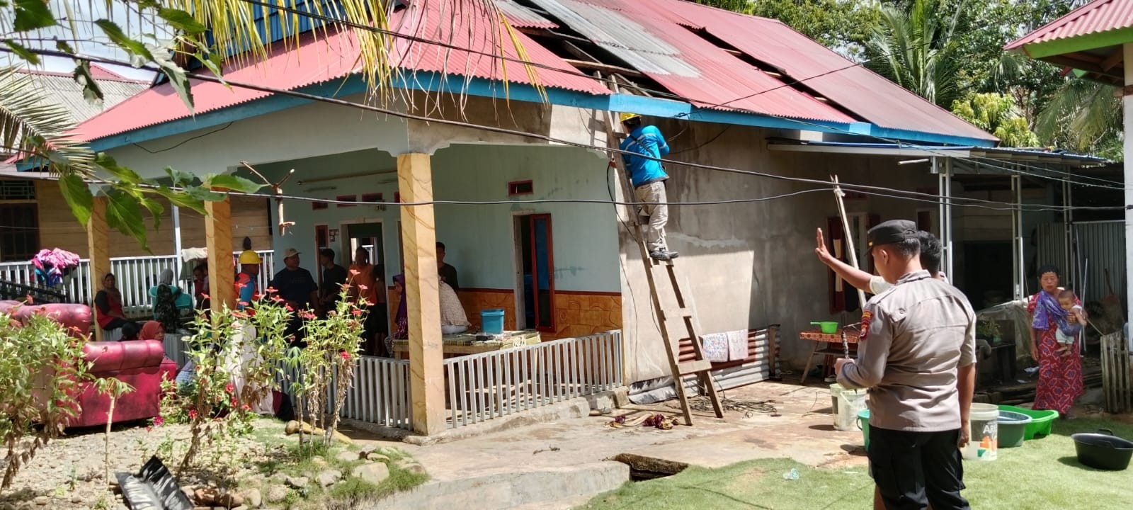 RUMAH WARGA AIR BIKUK DI LAHAP SIJAGO MERAH