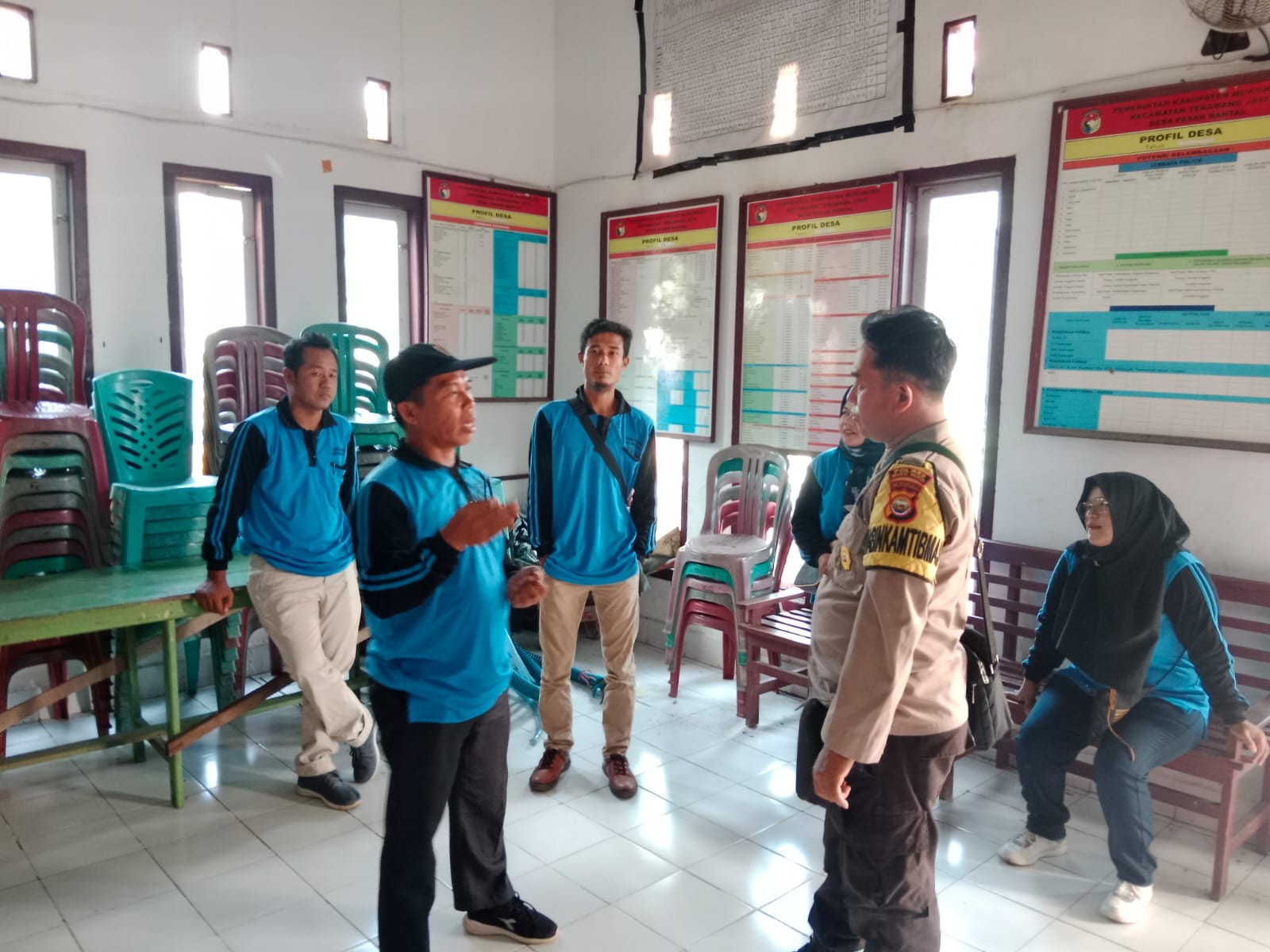 Sambang Kantor Desa Bhabinkamtibmas Perkuat Sinergitas Perangkat Desa Dalam Upaya Jaga Harkamtibmas