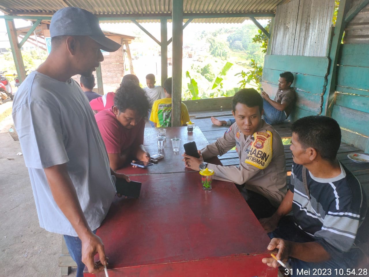 Bhabinkamtibmas Sambangi Warga yang Sedang Santai