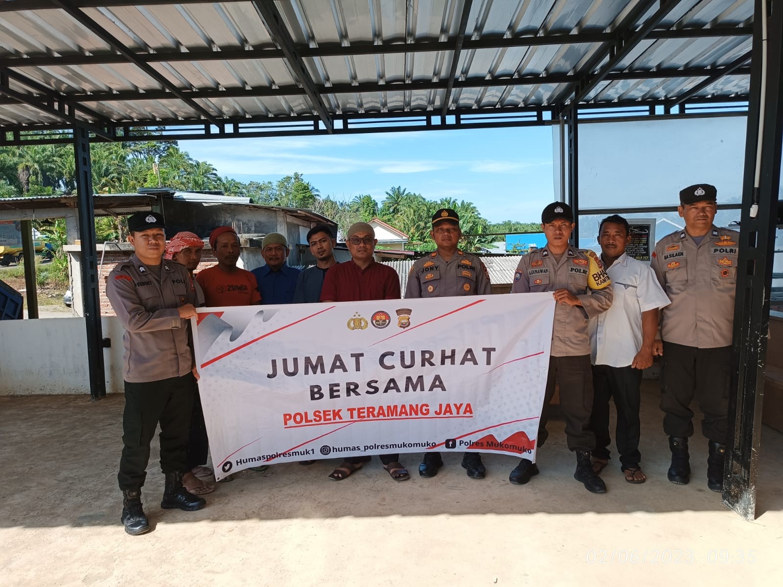 Laksanakan jumat curhat Bersama Kades, pengurus masjid Al-Muhajirin Desa Bandar Jaya