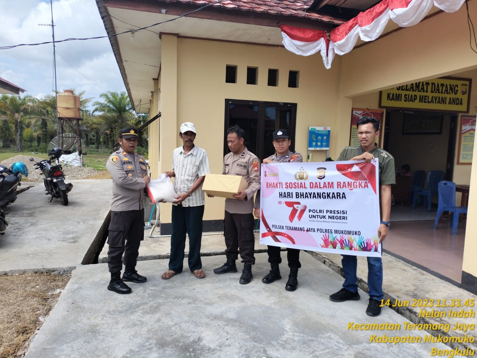 Sambut hari Bhayangkara Ke 77 Kapolsek beserta personil polsek teramang jaya laksanakan Bakti sosial