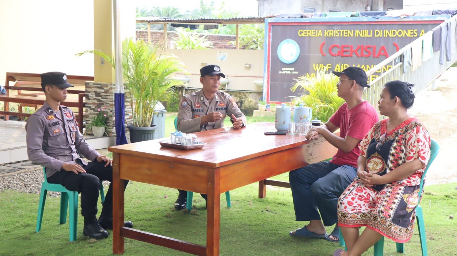 Personil SatBinmas Gelar Silaturahmi dan Koordinasi Menjelang Nataru 2024 di Gereja Gekisia Mukomuko