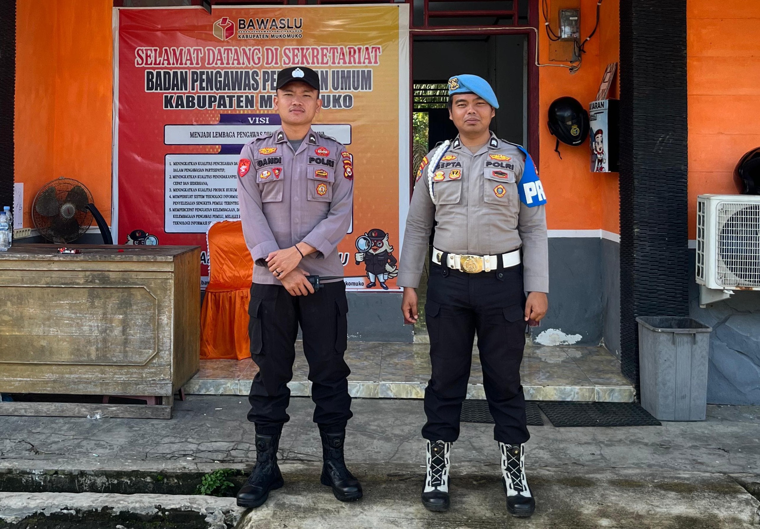 Menuju Hari Pencoblosan, Polres Mukomuko Perketat PAM Kantor Penyelenggara.