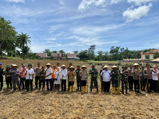 Dukung ketahanan pangan Polres Mukomuko  Tanam Bibit Jagung 