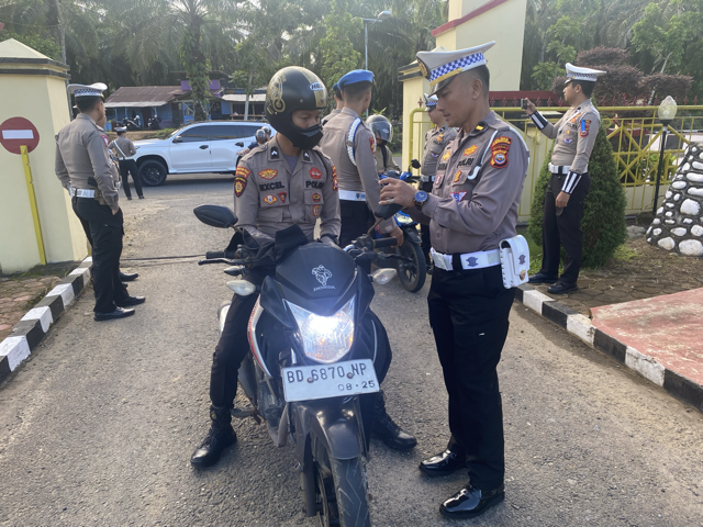 Satlantas laksanakan razia di pintu masuk Polres Mukomuko.