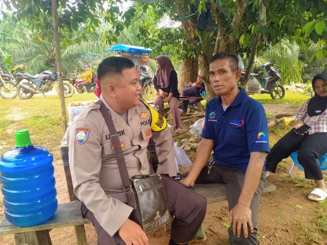 Sampaikan Imbauan Kamtibmas pasca Pilkada dan jelang Nataru, Bhabinkamtibmas sambang Warga