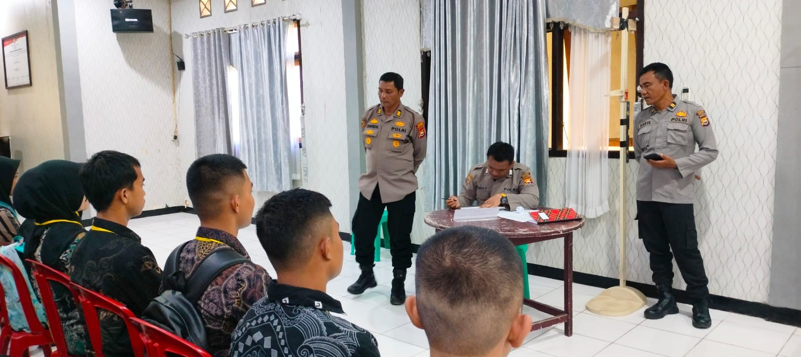 POLRES MUKOMUKO LAKSANAKAN PEMERIKSAAN ADMINISTRASI AWAL PENDAFTARAN POLRI