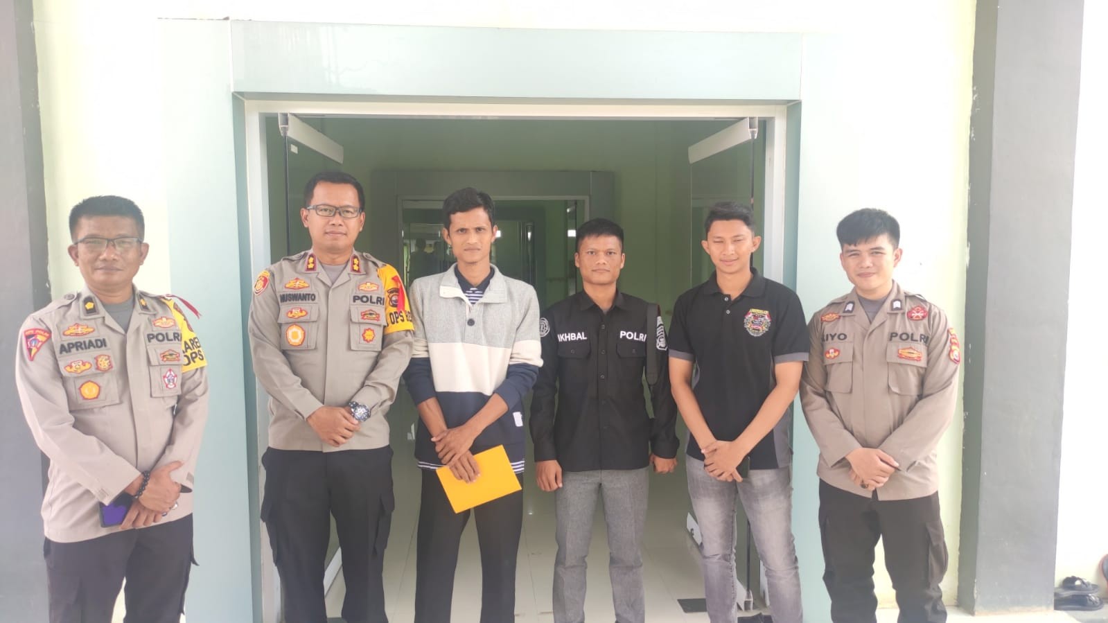 KAPOLRES MUKOMUKO SANTUNI WARGA BANDARATU PENDERITA KANKER STADIUM EMPAT