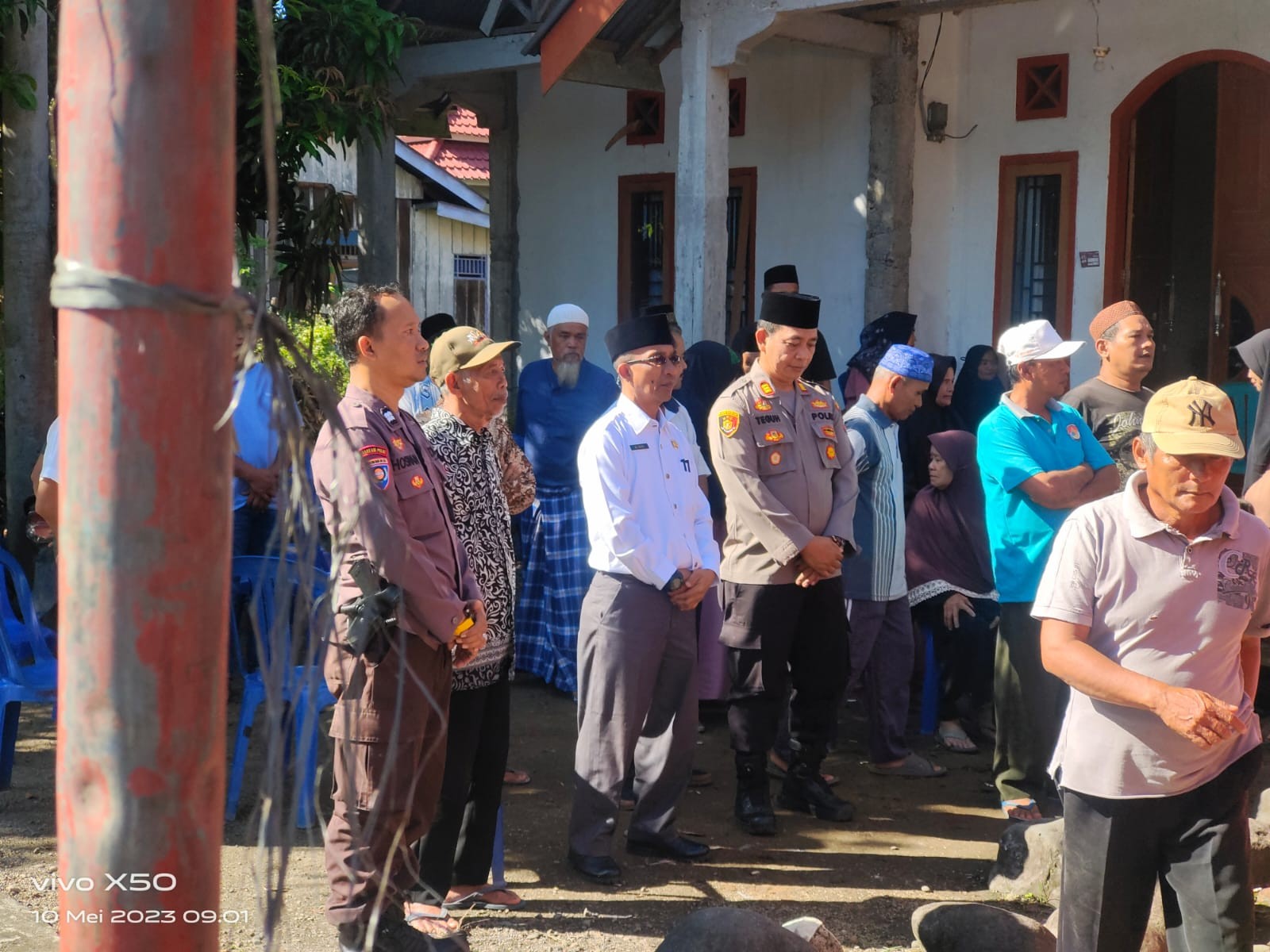 Dekat Dengan Warga, Kapolsek Lubuk Pinang Sambangi Rumah Duka Warga Dan Bantu Atur Kelancaran Lalu l