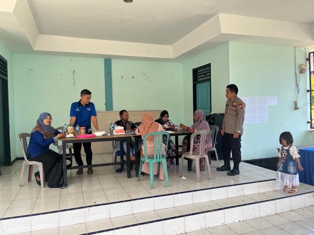 Anggota Polsek Sungai Rumbai Lakukan Monitoring Pembagian PKH