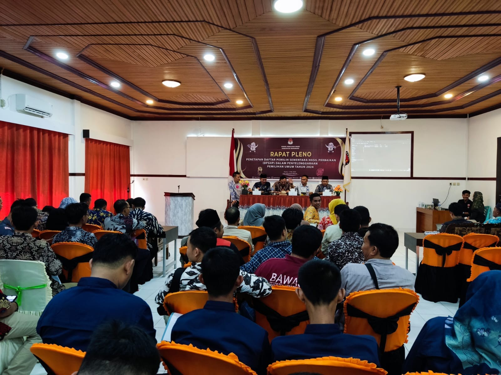 Kabag Ops Polres Mukomuko mengikuti giat Rapat Pleno Penetapan DPSHP dalam Penyelenggaraan Pemilu