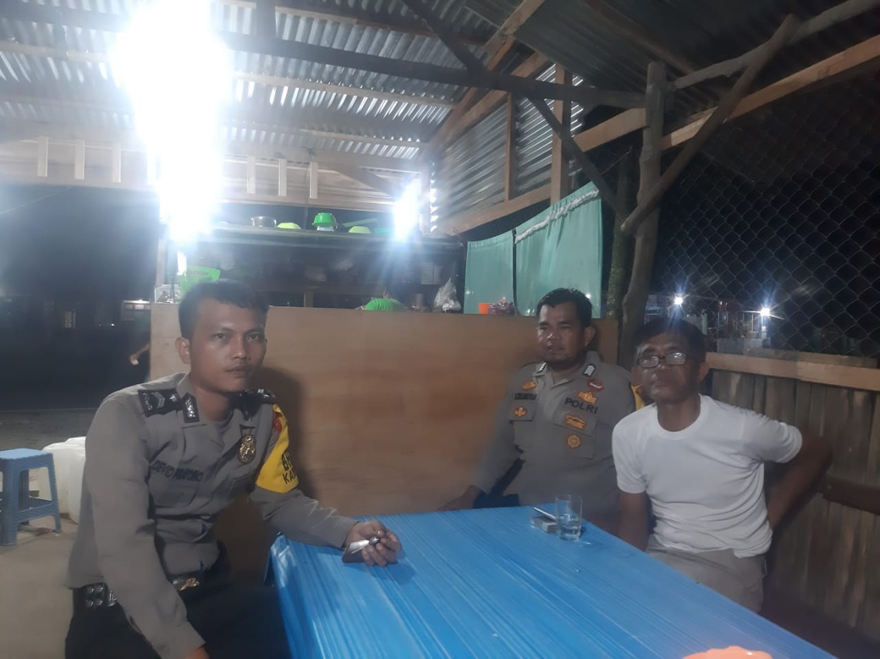 ANGGOTA POLSEK LUBUK PINANG SAMBANGI WARUNG MALAM