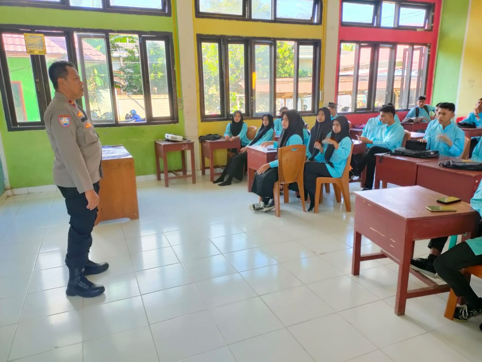 Sat Binmas Polres Mukomuko Gelar Jumat Curhat Di sekolah
