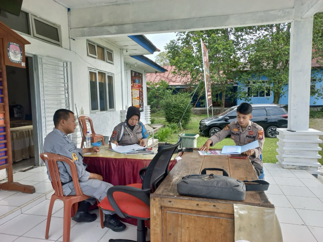 Sub Satgas Propam Operasi Mantap Brata Nala Cek Personel Pangamanan Pemilu di Kantor KPU dan Bawasl