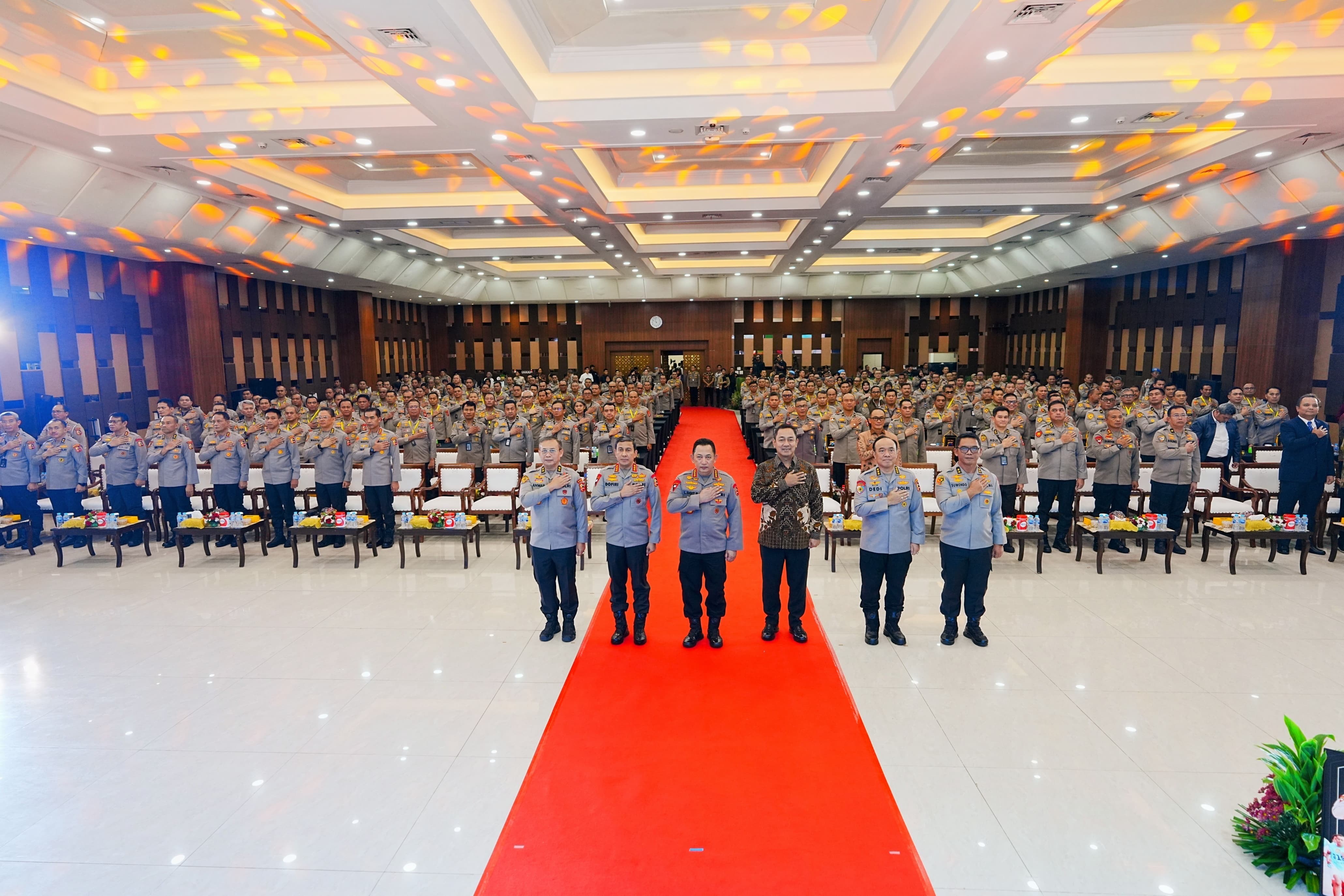 Tutup Rakernis SSDM dan Slog Kapolri Komitmen Dukung Program Pemerintah