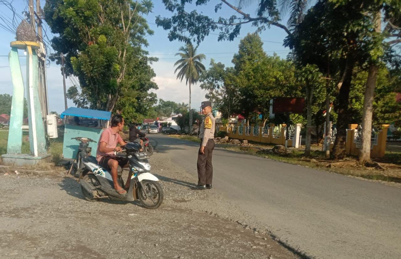 Pak Bhabin Menghimbau agar mematuhi aturan berlalulintas kepada pengendara